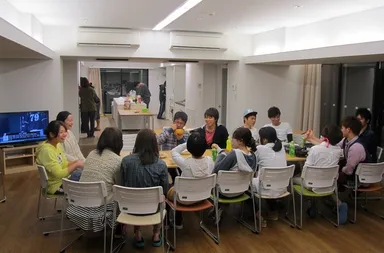 寮生がコモンルームにて夕食を共にする様子
