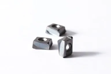 新材種を採用した切削チップ