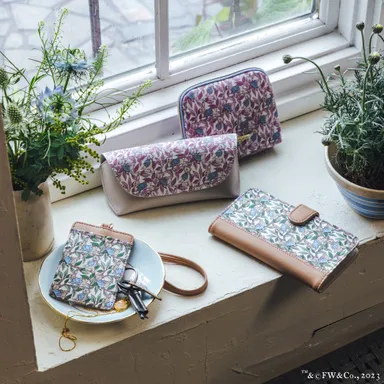 リール付きパスケース、メガネケース 他