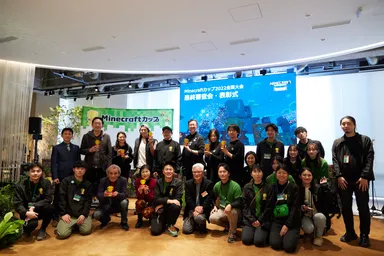 大会スタッフと審査員の集合写真