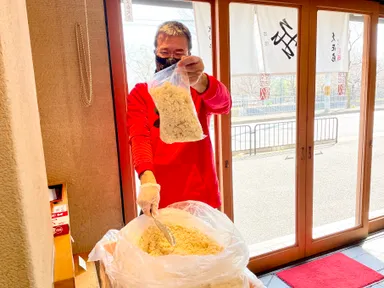 おから詰め放題風景 (1)