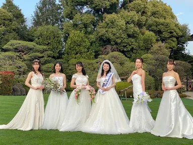 庭園にてモデルとの記念撮影