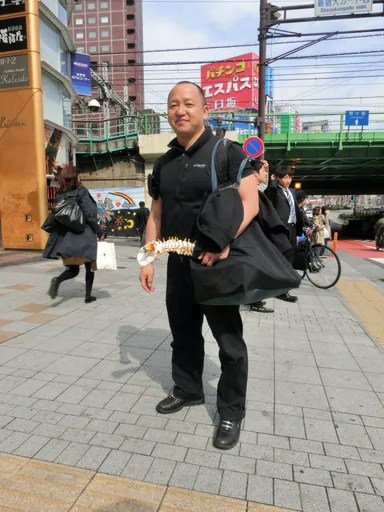 背骨の模型と商談に向かう森平 茂生