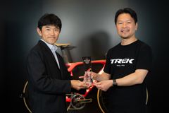 左：山口実行委員長　右：トレック・ジャパン田村代表