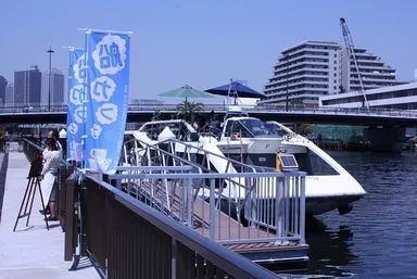 昨年度の船カフェの様子(今年はオープンエアの船を使用)