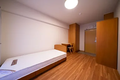 お部屋にはベッド・デスクセット・収納・エアコン・ベランダが備わっています。