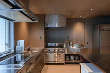 本格的な業務用キッチンも設置