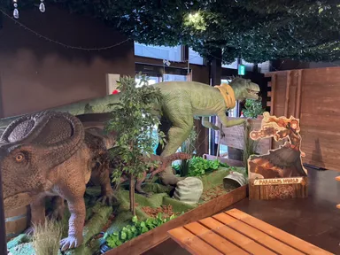 恐竜がお出迎えします
