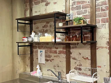 給湯スペースに設置された「ウォールシェルフ」