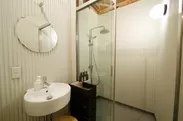 滞在中、いつでも使えるシャワールームと洗面台は各客室専用なので快適にご利用いただけます