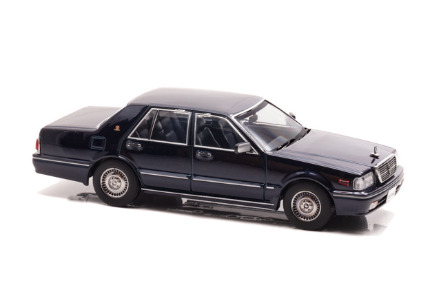 1/43 日産 セドリック Brougham VIP (PAY31) 1998 Dark Blue Pearl：右前