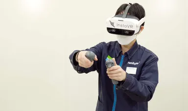 VRを利用しているストアスタッフ