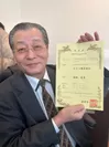 特許証を掲げるESI株式会社 菊地社長