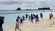 海開き宣言後、海に走る子どもたち