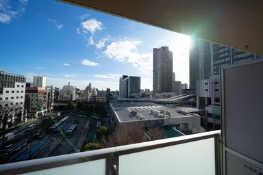 バルコニーから見える目の前の建物が武蔵小杉駅です。