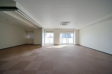 701号室。パーテーションでお部屋を区切る事が可能です。