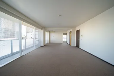 804号室。窓が大きく陽当りが抜群