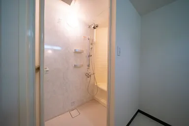 オーバーヘッドシャワー付きのゆったりとしたシャワーブース