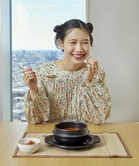 Qoo10 Presents「ドラマ観ながら、なに食べよ？」『手紙と線路と小さな奇跡』編