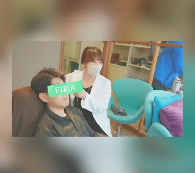 お耳の中をスコープで見ている