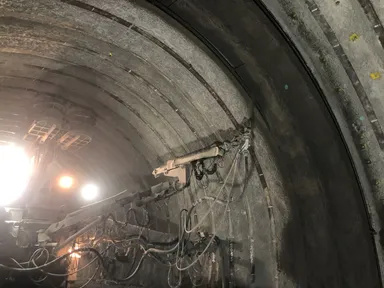 写真2：超高強度吹付けコンクリートの吹付け作業状況