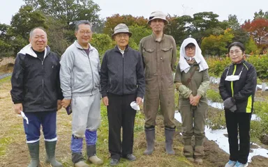 栽培方法や生産者の顔がわかる100％国産の紫根※1を使用(1)