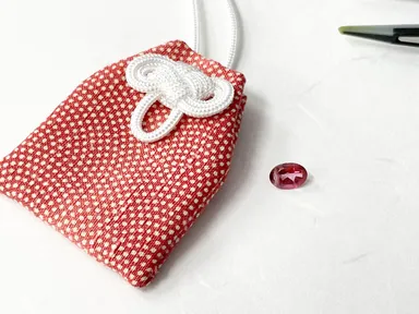 宝石を入れるお守り袋