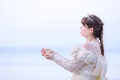 ショートムービーの1シーン。メキシコ女王の手にはコラボプリン「満月の雫」