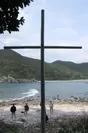 島野浦島に立つ約3メートルの白い十字架。大切に地域の人々に受け継がれている。