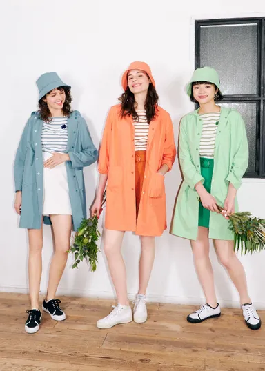 コート39,600円(tax in)／バケットハット8,250円(tax in)／ボーダーTシャツ11,000円(tax in *5月以降展開予定)