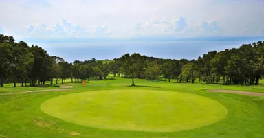 東に洞爺湖、西に内浦湾。雄大なロケーションでのプレイはウィンザーホテルならでは