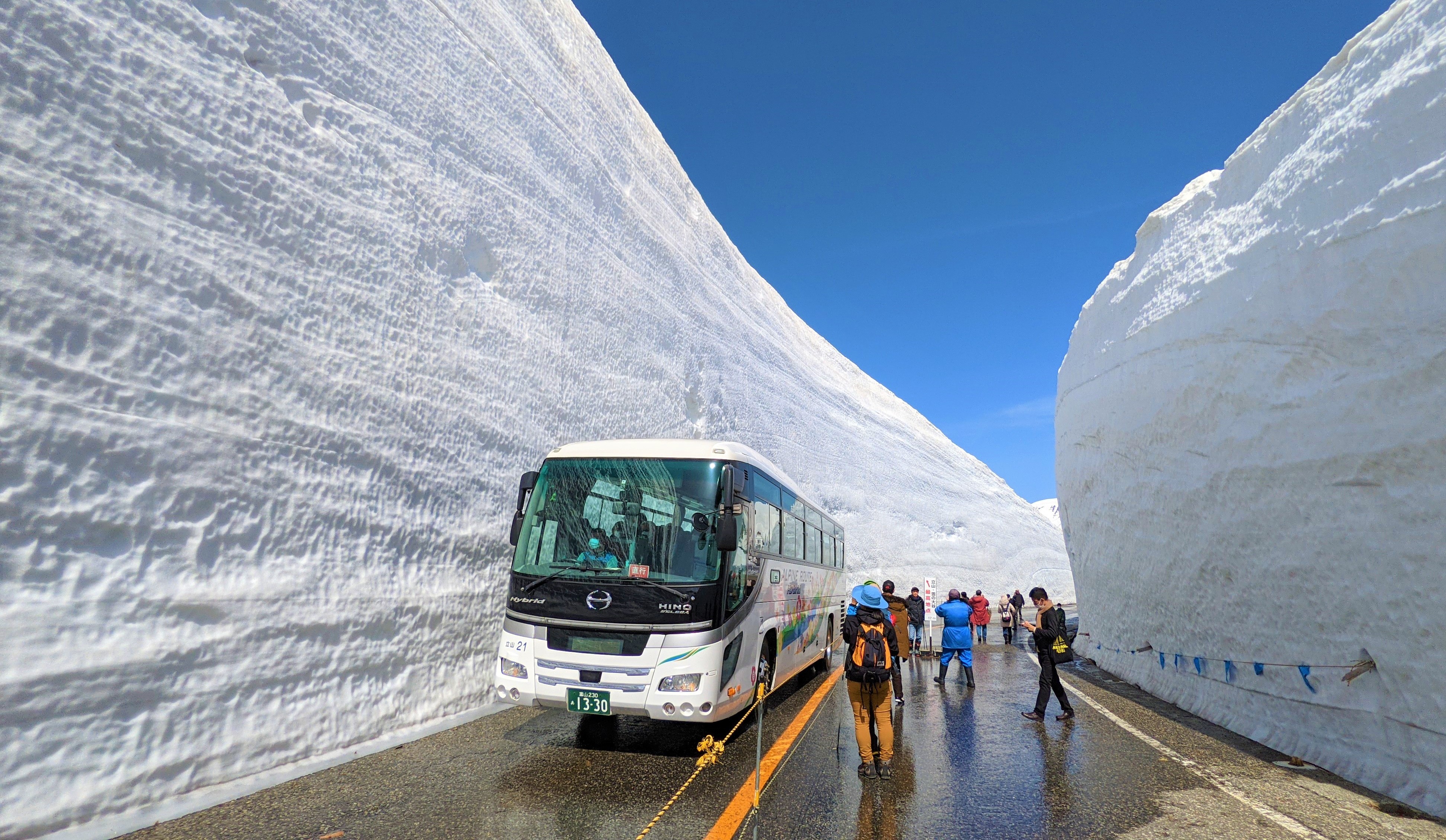 雪の壁の間を歩く「雪の大谷ウォーク」