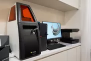 10. 技工所 左から 3Dプリンター、PC、入れ歯データ読み取り機械