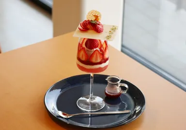 季節のパフェ 越後姫 ～いちごソースかけ～