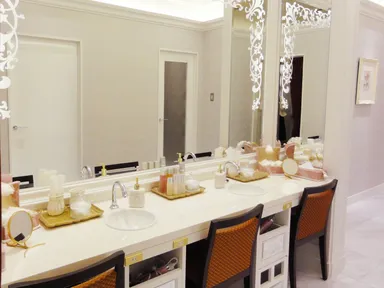 白とゴールドを基調としたパウダールーム