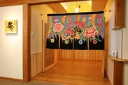 入口には伝統工芸「飛騨染」の暖簾がかかる。