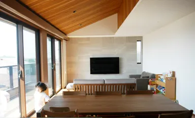 約6mもの大きな窓と、勾配屋根により明るく広い2階リビング