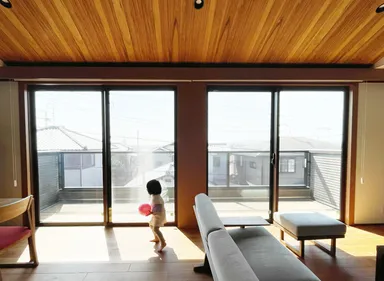 室内の床と同じ色味で外につながるフルフラットバルコニーで、リビングを広く見せる効果も