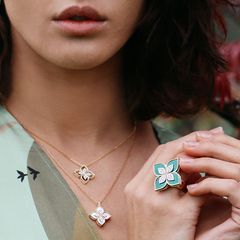 モデル着用のコレクションすべて〈プリンセスフラワー〉。リング K18RG/WG・マラカイト・ダイヤモンド　￥1,628,000(税込) ネックレス(上)K18YG/WG・ダイヤモンド　45cm　￥418,000(税込) ネックレス(下)K18RG/WG・マザーオブパール・ダイヤモンド 45cm ￥638,000(税込)
