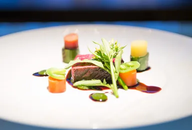 放牧黒毛和牛の炙り焼き　バルサミコ酢とセロリのサルサ