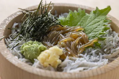 湘南しらす2色桶丼　1,485円(税込) 1