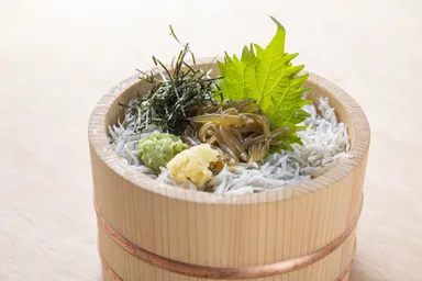 湘南しらす2色桶丼　1,485円(税込) 2