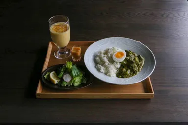 スパイスカレー・オーガニックサラダ・自家製ラッシーセット