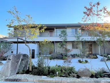 広々とした庭と、ゆったりとした2階建てのシャーメゾン