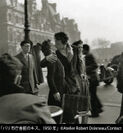 パリ市庁舎前のキス　1950年　ロベール・ドアノー