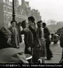 パリ市庁舎前のキス　1950年　ロベール・ドアノー