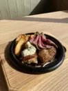 牛赤身肉のローストビーフ×ハンバーグステーキ×タルタルソースの鶏ステーキ