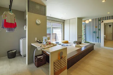 床から1段高さを設け心地よく。第2の「いどころ」。