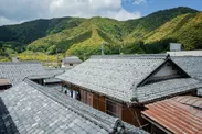 阿納地区の瓦屋根が続く景色