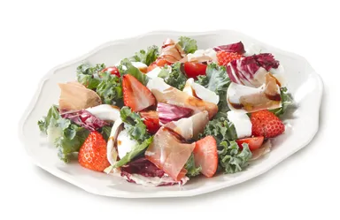 苺とモッツァレラのケールサラ 2,068円(税込)